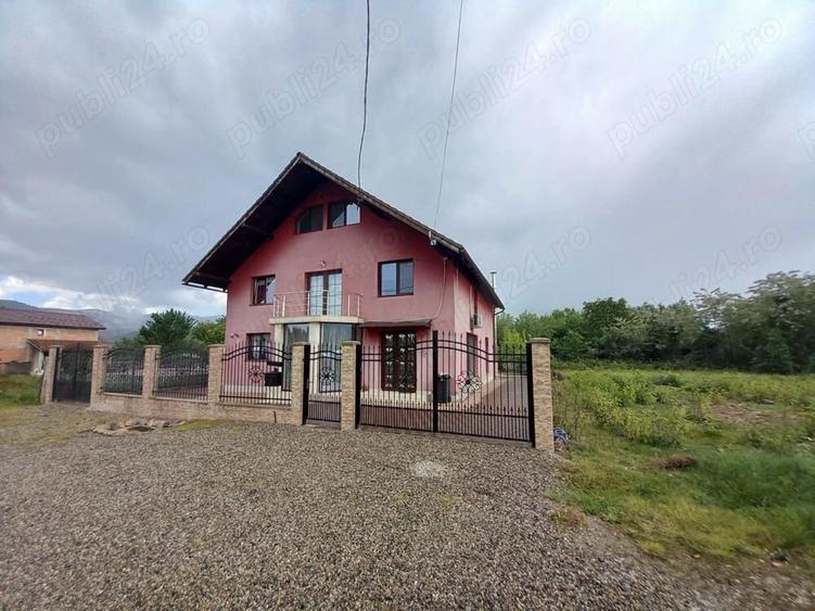 Casă cu 6 camere în Oțelu Roșu