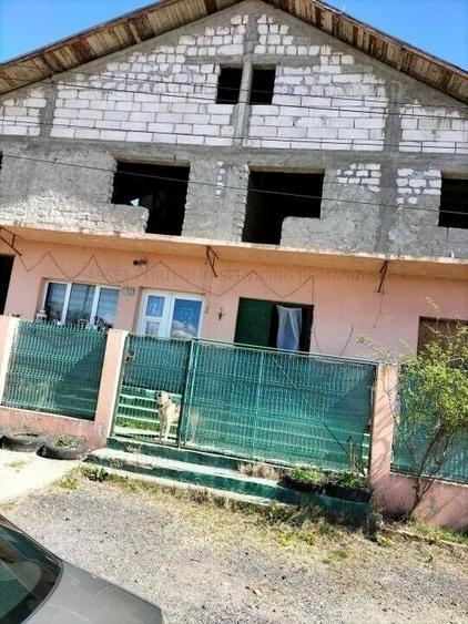 Casă cu 10 camere cu Teren 1999 Mp în Doicești
