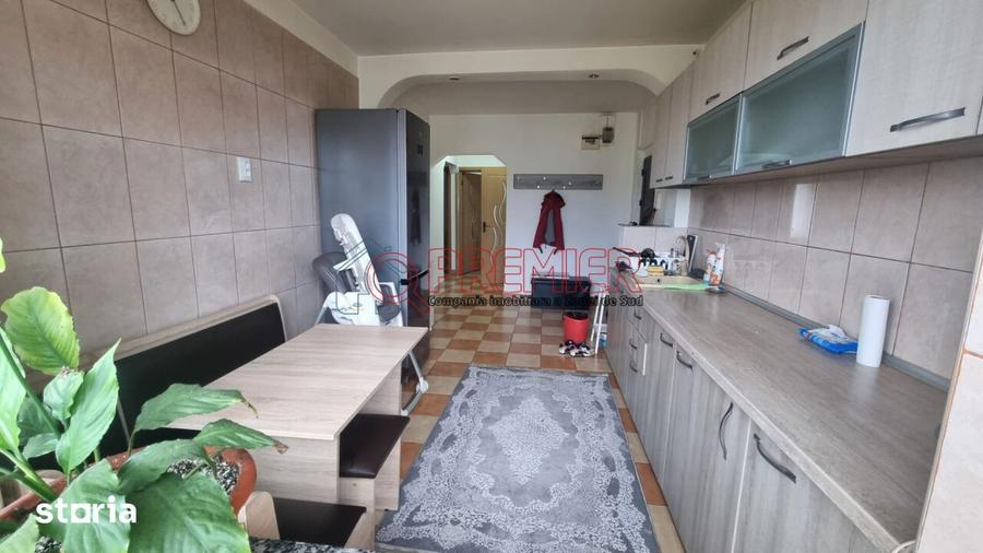 Apartament cu 3 camere decomandat, mobilat în Berceni
