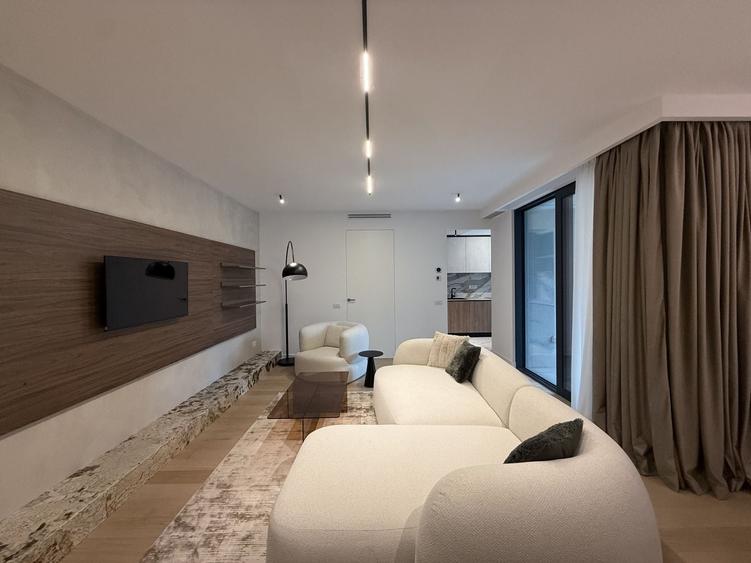 Apartament cu 4 camere semidecomandat în Aviatorilor