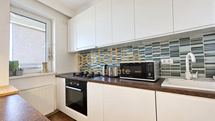 Apartament cu 3 camere semidecomandat, mobilat în Băneasa