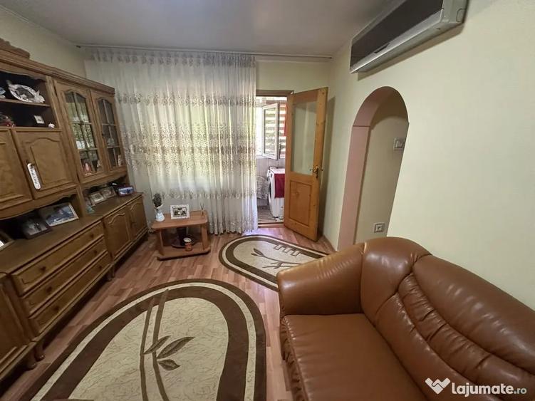 Apartament cu 3 camere semidecomandat în Central