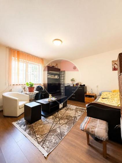 Casă individuală cu 9 camere cu Teren 350 Mp în Sud-Est