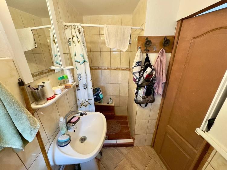 Casă individuală cu 3 camere cu Canalizare în Giulești