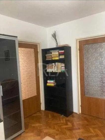 Apartament cu 3 camere semidecomandat, mobilat în Drumul Taberei