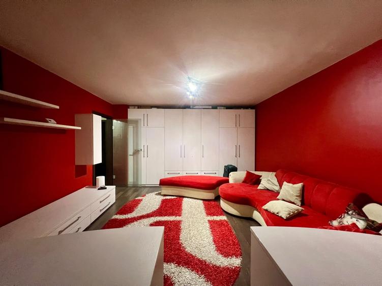 Apartament cu 3 camere decomandat, mobilat în Lunei