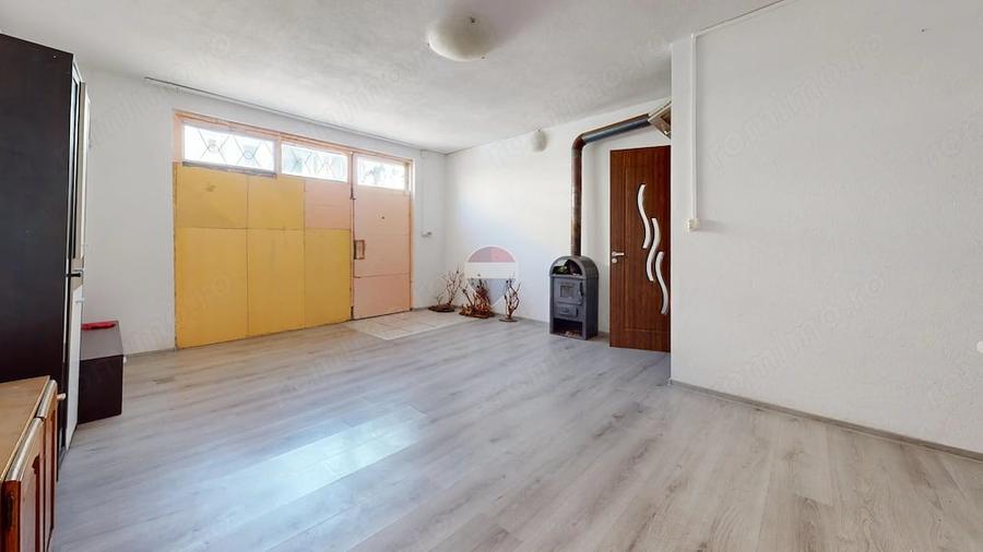 Apartament cu 3 camere semidecomandat în Florilor
