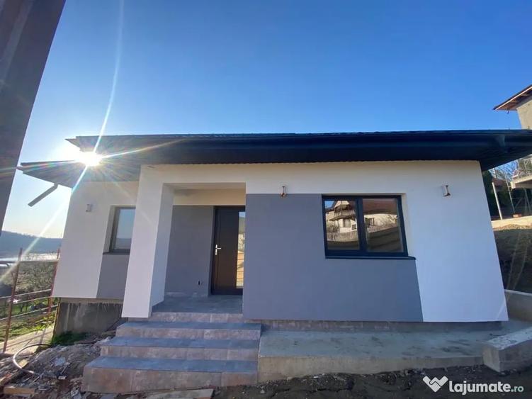 Casă cu 3 camere în Valea Adâncă