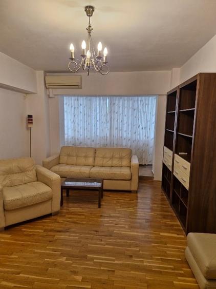 Apartament cu 3 camere semidecomandat, mobilat în 1 Mai