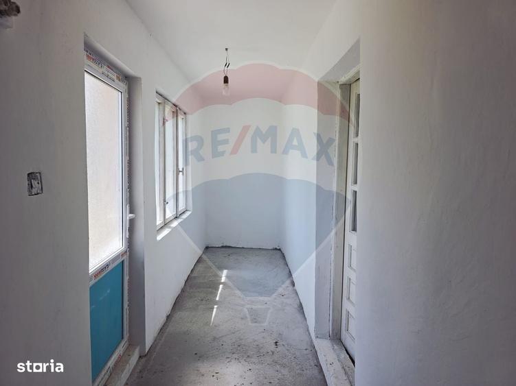 Casă cu 2 camere cu Teren 555 Mp în Botești