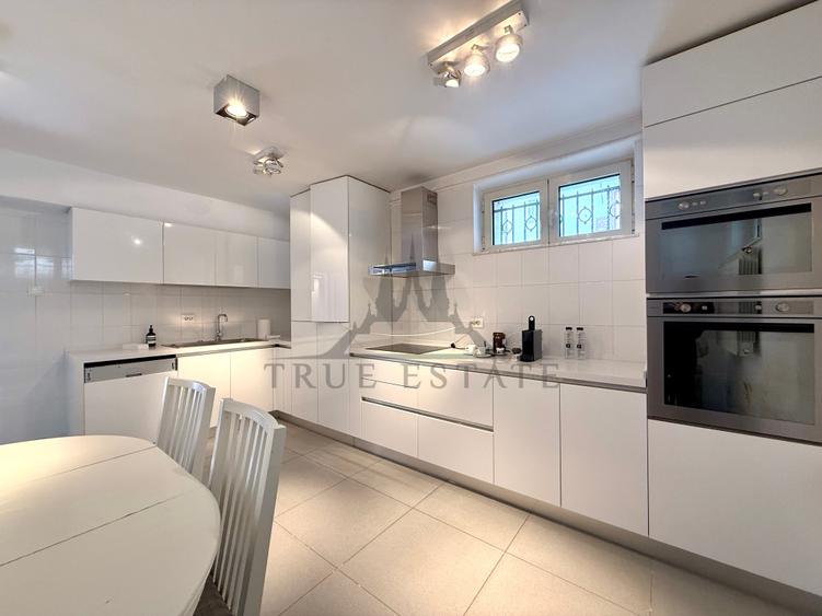 Apartament cu 7 camere decomandat, mobilat în Capitale