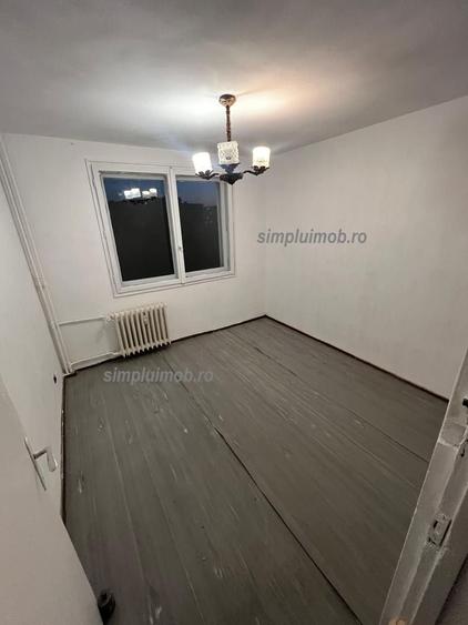 Apartament cu 3 camere semidecomandat în Berceni