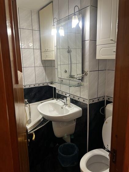 Apartament cu 3 camere decomandat, mobilat în Păcii