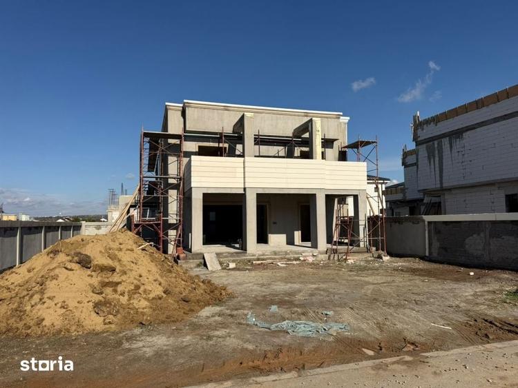 Casă cu 5 camere cu Teren 500 Mp în Malu Mare