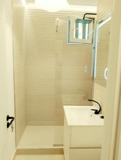 Apartament cu 3 camere semidecomandat în Obor