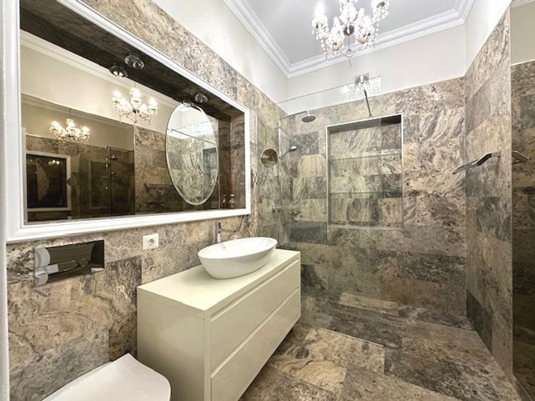 Apartament cu 5 camere semidecomandat, mobilat în Capitale