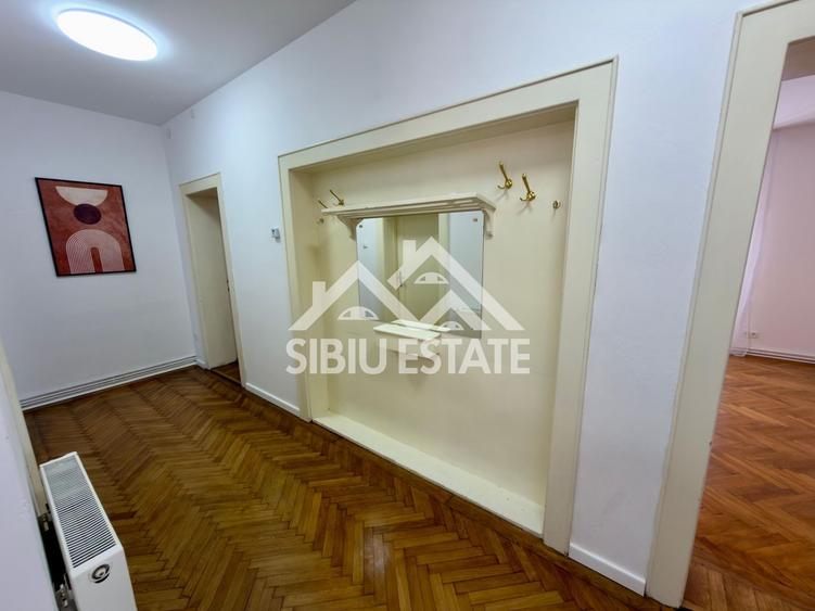 Duplex cu 12 camere cu Canalizare în Central