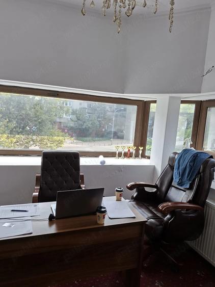 Casă cu 10 camere cu Teren 200 Mp în Romană