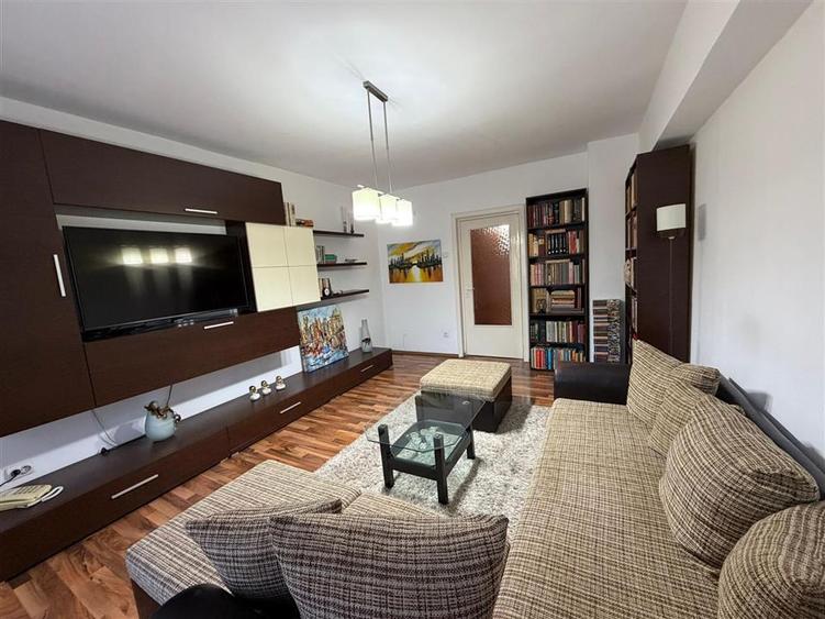 Apartament cu 3 camere decomandat în Dacia
