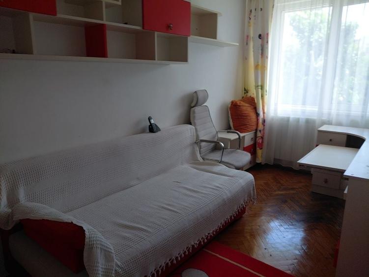 Apartament cu 3 camere semidecomandat în Abator