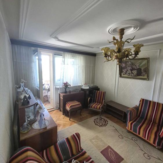Apartament cu 3 camere decomandat în Crâng