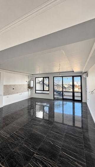 Penthouse cu 5 camere semidecomandat în Pipera
