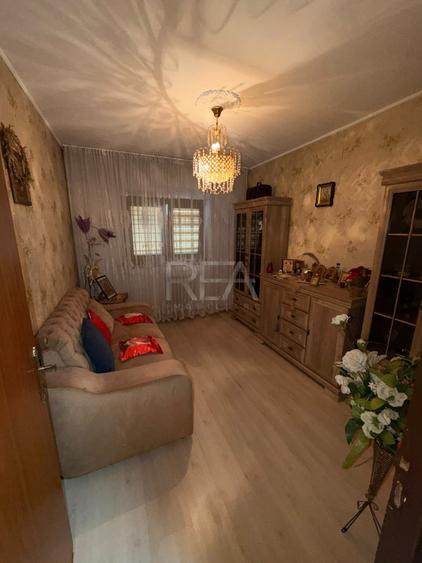 Apartament cu 4 camere decomandat, mobilat în Crângași