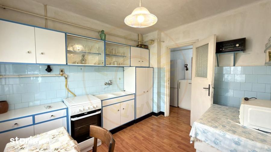 Apartament cu 3 camere semidecomandat, mobilat în Central