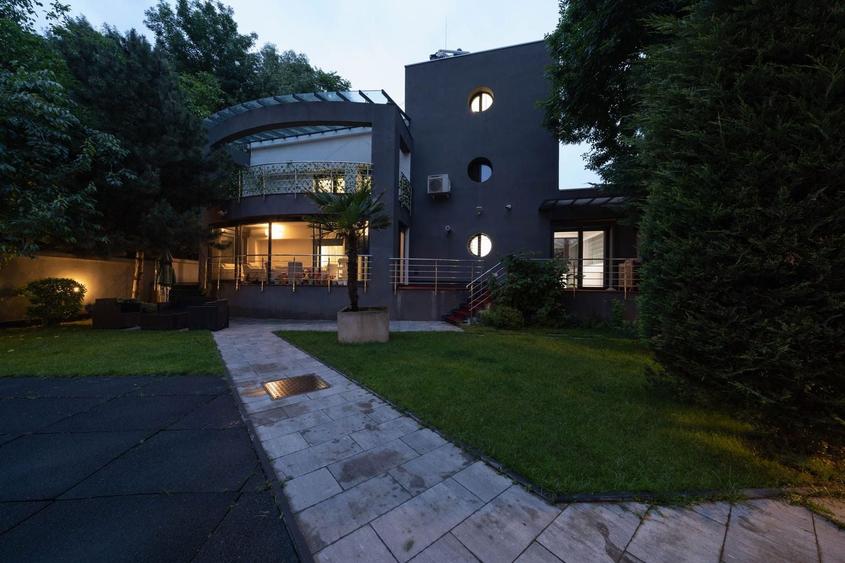 Casă individuală cu 10 camere cu Piscina în Herăstrău