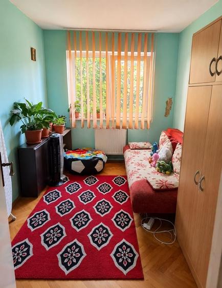Apartament cu 3 camere semidecomandat, mobilat în Cetății