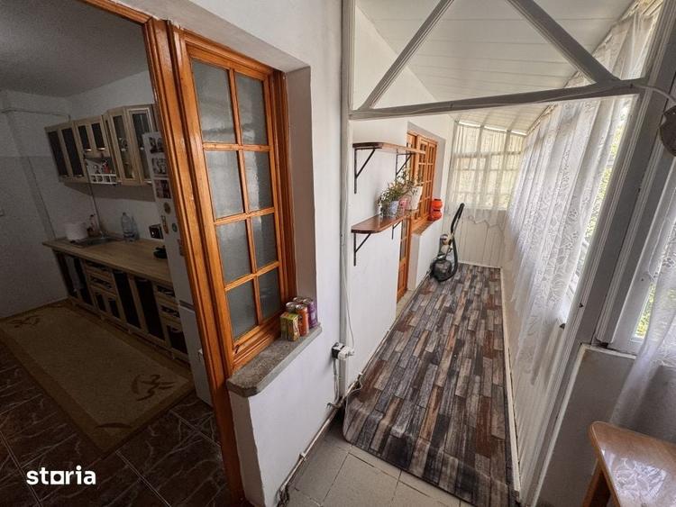 Apartament cu 3 camere decomandat în Craiovița Nouă