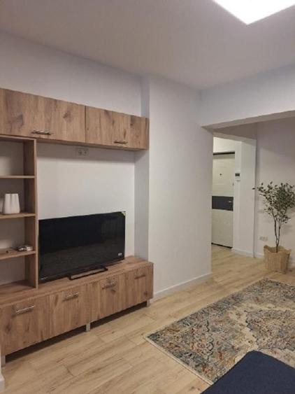 Apartament cu 2 camere semidecomandat, mobilat în Central