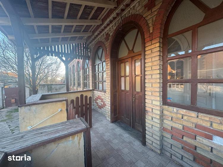 Casă cu Teren 7805 Mp în Belinț