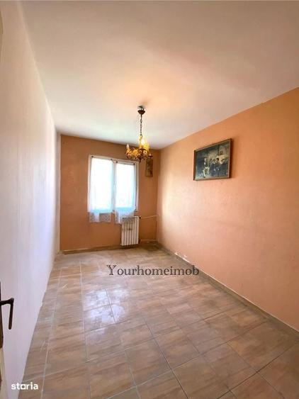 Apartament cu 3 camere semidecomandat în Craiovița Nouă