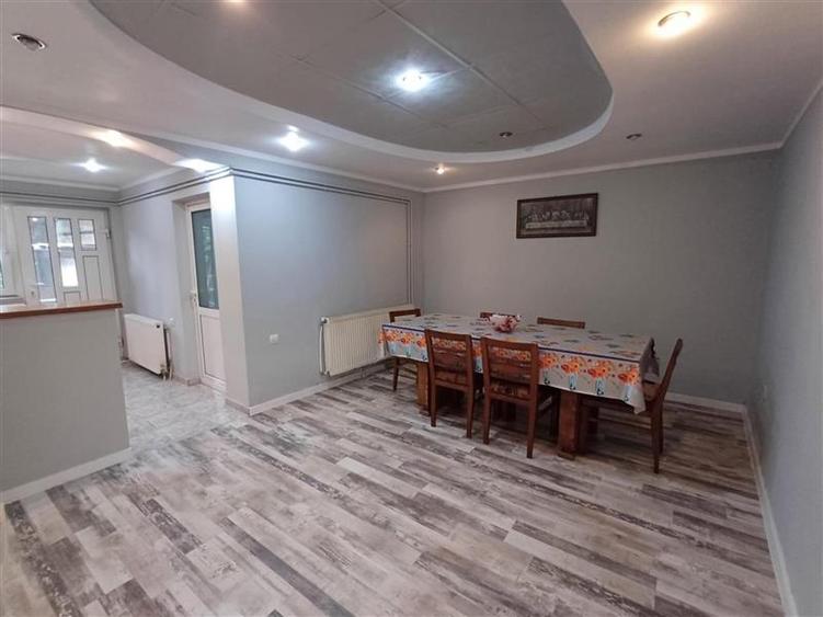 Casă individuală cu 6 camere cu Canalizare în Nord-Est