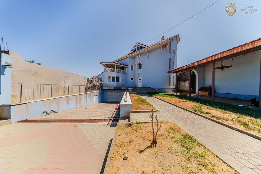 Casă cu 7 camere cu Piscina în Pârneava