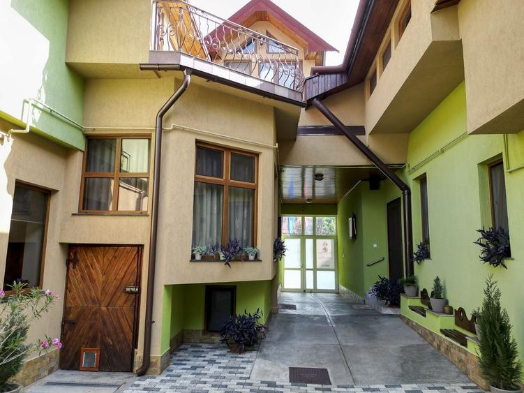 Casă individuală cu 10 camere cu Canalizare în Banu Mărăcine