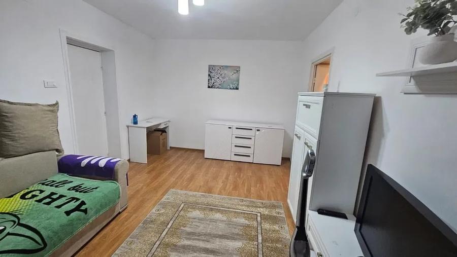 Apartament cu 2 camere semidecomandat, mobilat în Podu Roș