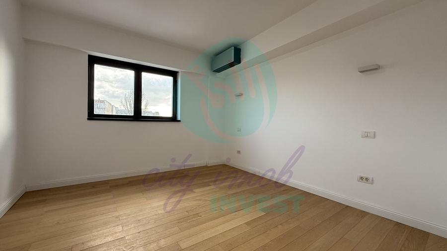 Apartament cu 3 camere semidecomandat în Polonă
