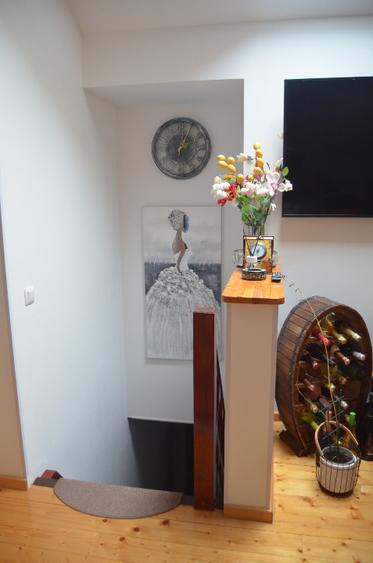 Casă individuală cu 5 camere cu Teren 500 Mp în Central