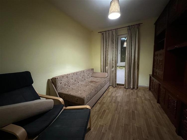 Apartament cu 4 camere decomandat în Podu Roș