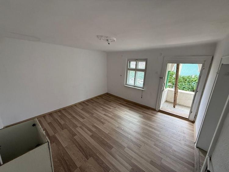 Casă cu 4 camere în Mândra