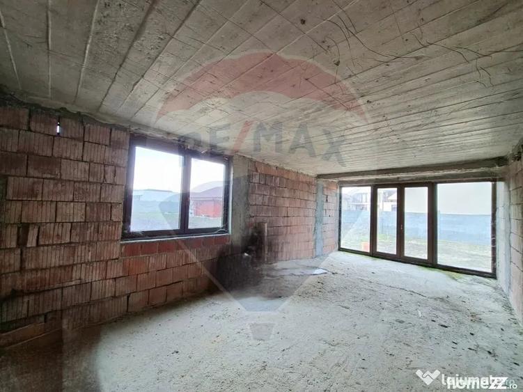 Casă cu 5 camere cu Teren 983 Mp în Vladimirescu