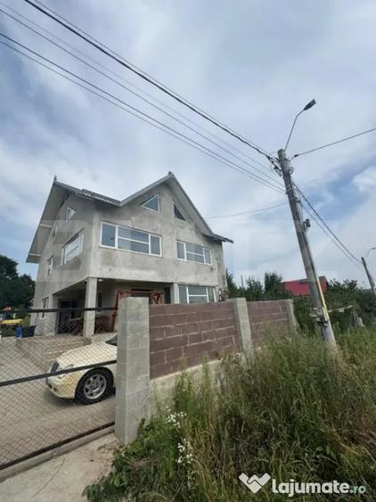 Casă cu 7 camere cu Teren 1000 Mp în Central