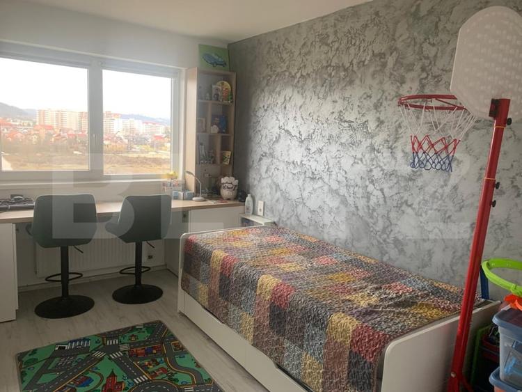 Apartament cu 3 camere decomandat, mobilat în Sud-Vest