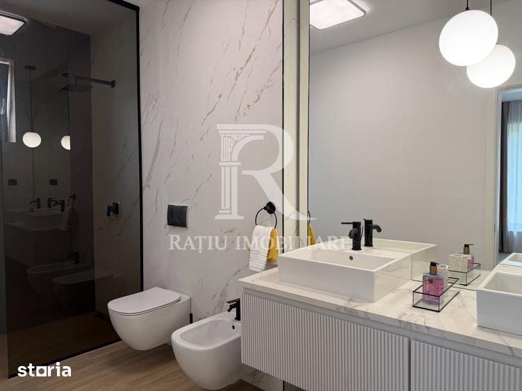 Casă cu 8 camere cu Teren 1100 Mp în Sânmartin