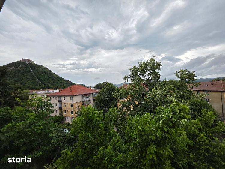 Apartament cu 3 camere decomandat, mobilat în Central