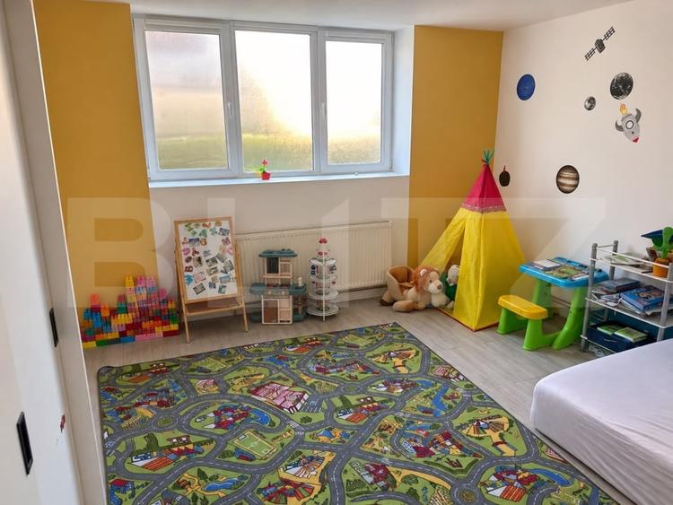 Casă individuală cu 8 camere cu Canalizare în Reghin