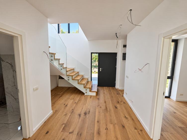 Casă cu 5 camere cu Garaj în Tunari