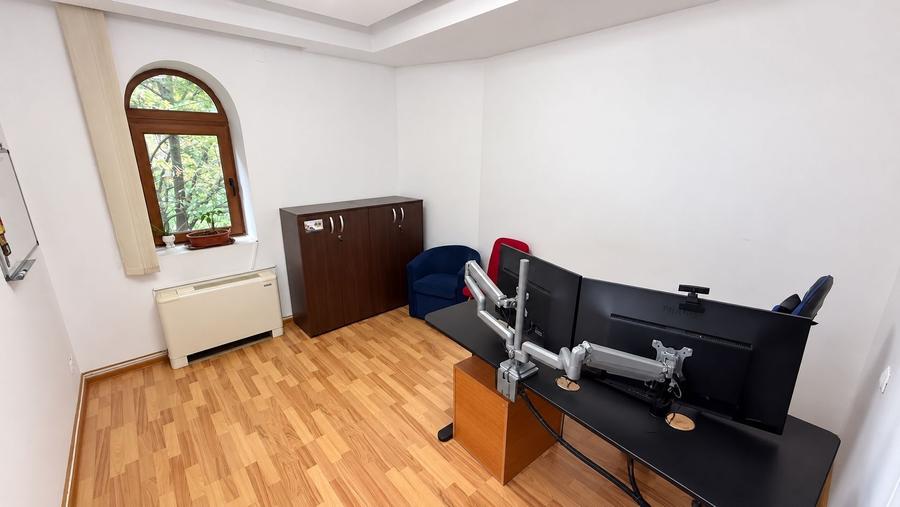 Casă individuală cu 8 camere cu Canalizare în Domenii